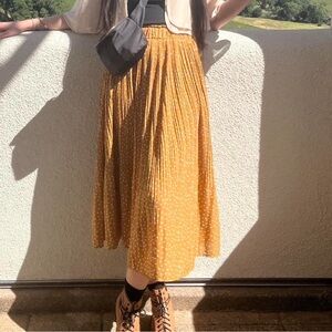 Gorgeous mustard Yellow/tan (maxi) midi skirt with polka dots 💛🫧